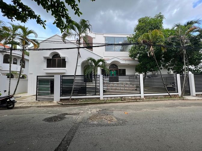Villa 406m2 vị trí đẹp tại Thảo Điền, khu an ninh, nhiều cây xanh
