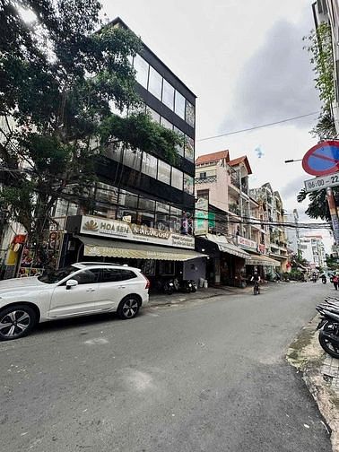 Cho thuê Góc 2MT khu đường Hoa, Phú Nhuận. DT: 150M2, KC: Trệt 3 lầu