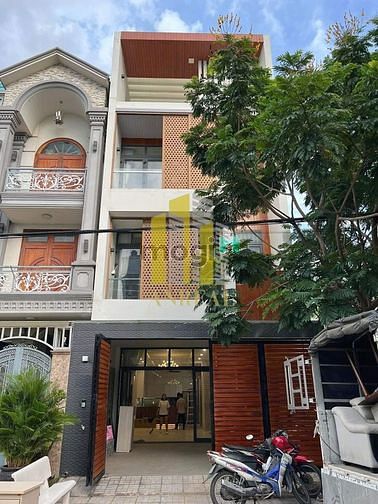 Nhà Phố 3 Lầu Thang Máy, Sân Xe Hơi - Nội thất đầy đủ, hiện đại