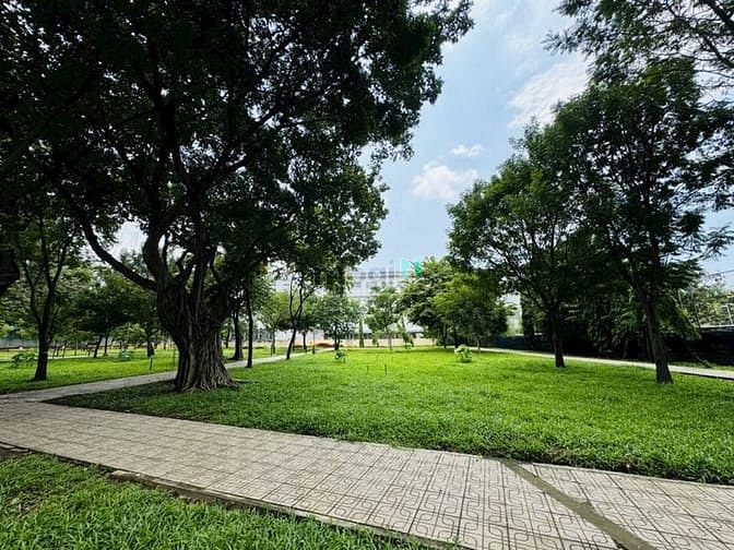 ?ĐỐI DIỆN CÔNG VIÊN??Nhà đẹp khu Tên Lửa 5x20m 4 tầng GẦN COOPMART