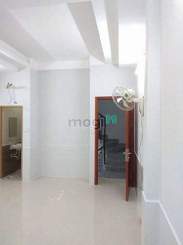 Phòng có ban công, sạch sẽ, không ngập nước, chung chủ, tách biệt tầng