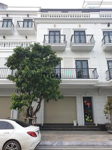 Bán shop house trên đường 28m, ngay chợ Hưng Long. Giá 4 tỷ/căn