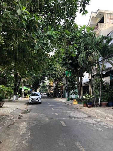 Bán biệt thự đối diện CV Góc 2 MT đường Số 5, DT 30 x 22m, khu tên lửa