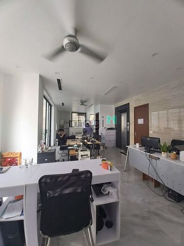 Nhượng gấp văn phòng 100m2 ngõ  445 lạc long quân