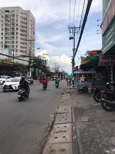 Cho thuê nhà 200m2 mt Nguyễn Duy Trinh, P.BĐ, Q.2 1lầu ngay L.V.Thịnh