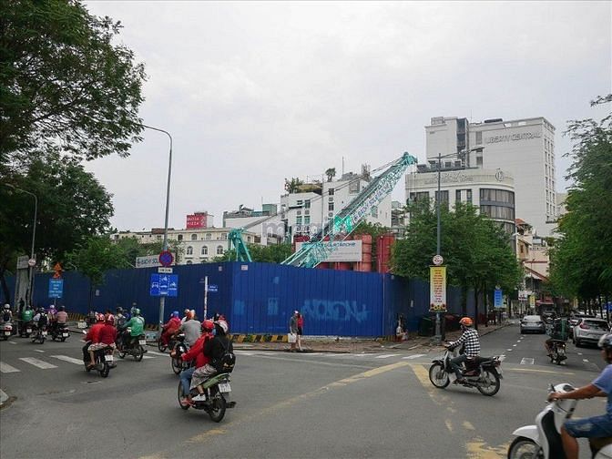 Cho thuê căn mặt tiền ngang 39m đường Lê Thánh Tôn, Quận 1 - 1000m2