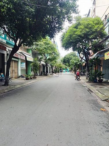 Nhà BTCT 4 tầng mặt tiền đường, gần phố ẩm thực Cư xá Phú Lâm B
