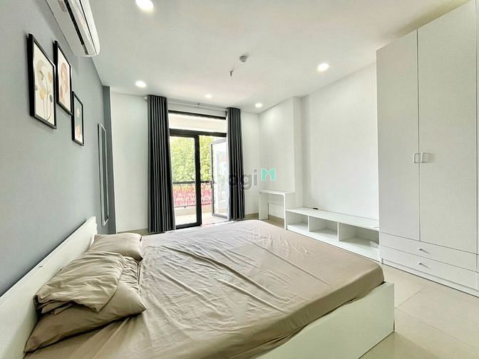 Căn hộ dịch vụ cao cấp nội thất có ban công gần CV Hoàng Văn Thụ