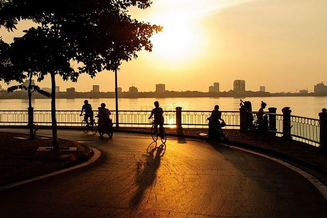 Bán đất Lạc Long Quân, Cầu Giấy, 3 Bước ra phố, 111m2- MT8m - 14.9 tỷ