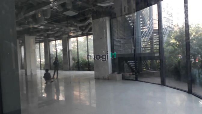 Cho thuê tầng 1 mặt đường Lê Văn Lương, 220m2, mặt tiền 10m, 130tr/th