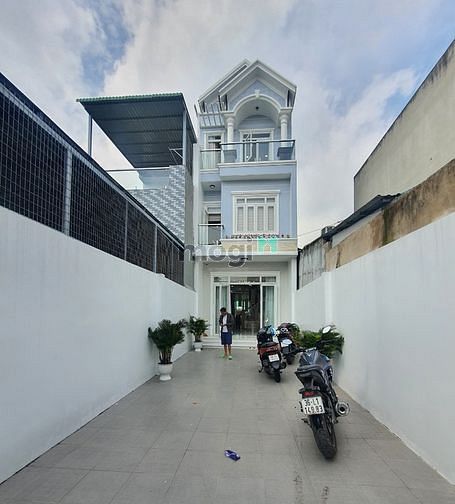 Bán nhà mặt tiền đường 102 Lã Xuân Oai , TNP A, Q9 - DT : 135,4 m2