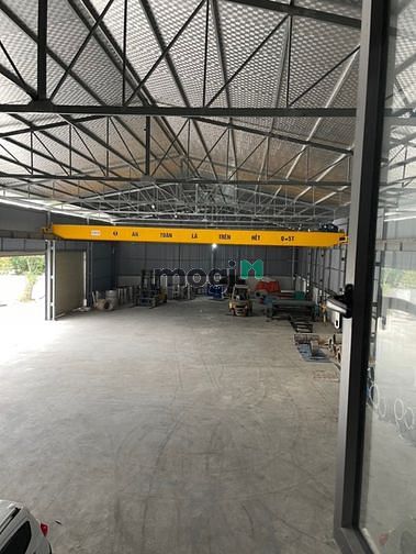 Cho thuê kho 1600m2- MT 20M gần cầu Thanh Trì có điện 3 pha