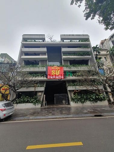 Cho thuê nhà lô góc MP Nguyễn Thị Định - Cầu Giấy. MT lô góc 20m, 4T