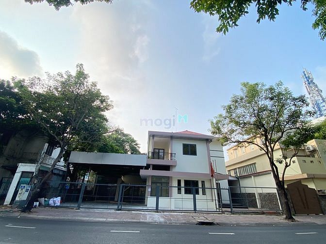 Cho thuê nhà 203a Võ Thị Sáu, Q.3 - DT 20x30m, trệt lầu, sân rộng rãi
