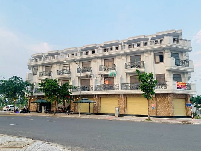 Giá bán cực kì tốt: Nhà hoàn thiện đẹp đường E6 đối diện công viên