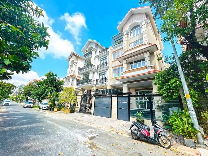 Hàng Hiếm! Biệt Thự Đôi – Hầm 4 LẦU SÂN THƯỢNG 20X20M KHU HIM LAM Q7