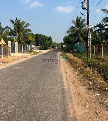 ĐƯờng nhựa bàn cờ. Kế bên trường học. Gần cổng KCN. 720tr