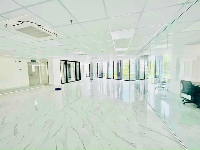 Cho thuê tòa nhà văn phòng Q3 1800m2 sàn có hầm, 7 tầng, 11x30m, 450tr