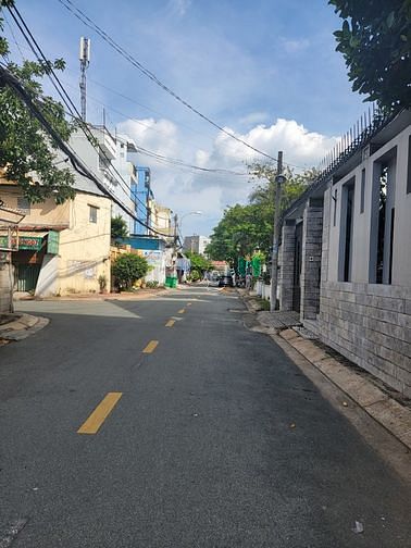 Bán BT mặt tiền Nguyễn Trãi, Q9, 210m2, 3 tầng, cho thuê 35tr/tháng.