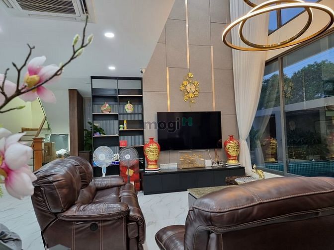 Cho thuê Biệt thự đơn lập có hồ bơi đẹp xuất sắc ngay Phú Mỹ Hưng, Q.7