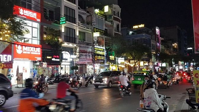 Cho thuê MT D2 nhà cực đẹp, trống suốt,vị trí đắc địa 8x20 , giá covid