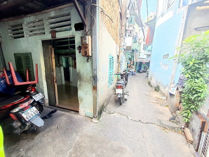 3.5tr/th: Nhà nguyên căn 2 Phòng ngủ hẻm 266 Tôn Đản, Q4