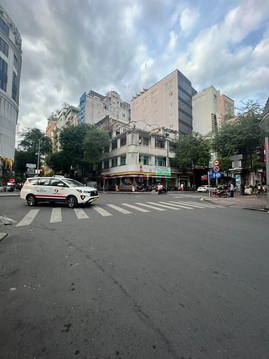 Cho thuê nhà GÓC 2MT 110  Lý Tự Trọng, P.Bến Thành, Quận  1