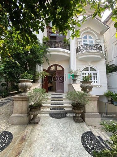 Bán biệt thự sân vườn hồ bơi MT đường số 42, P Thảo Điền - Quận 2. DT