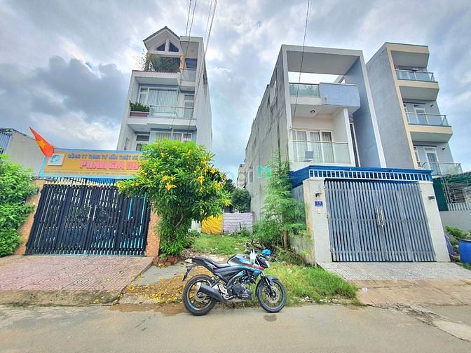 Bán đất mặt tiền đường 963 Nguyễn Duy Trinh , Phú Hữu, Q9 - 95m2