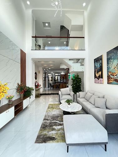 - Nhà đẹp rộng DT: 4x15, đúc 1 trệt 2 lầu, 3 phòng ngủ, sân thượng sân