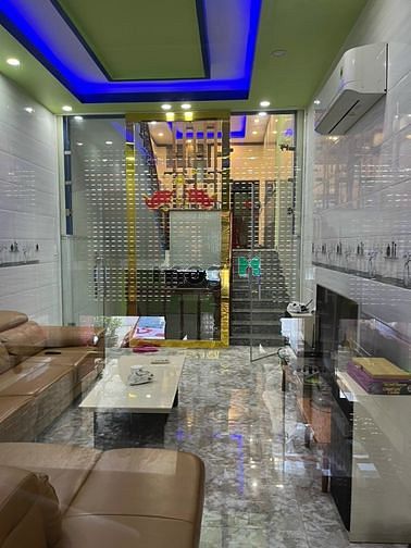 Cho thuê nhà mặt tiền Phạm Văn Thuận có hầm gần Bitis