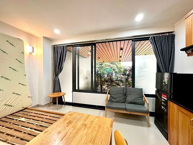 Studio full nội thất có cửa sổ lớn gần toà Etown