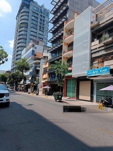 Chuyển nhượng gấp tòa VP Hầm + 8 tầng sát góc Nguyễn Văn Cừ đoạn đẹp