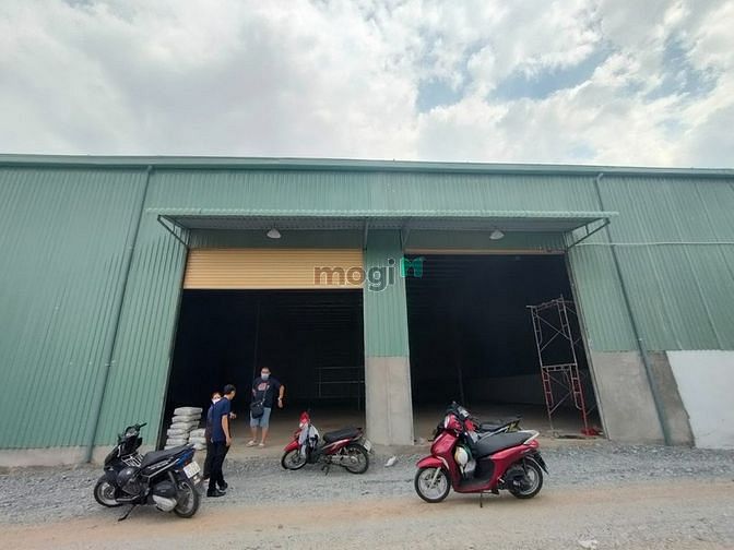 Kho xưởng vị trí đẹp 1332m2 mặt tiền đường Võ Chí Công, Quận 9.