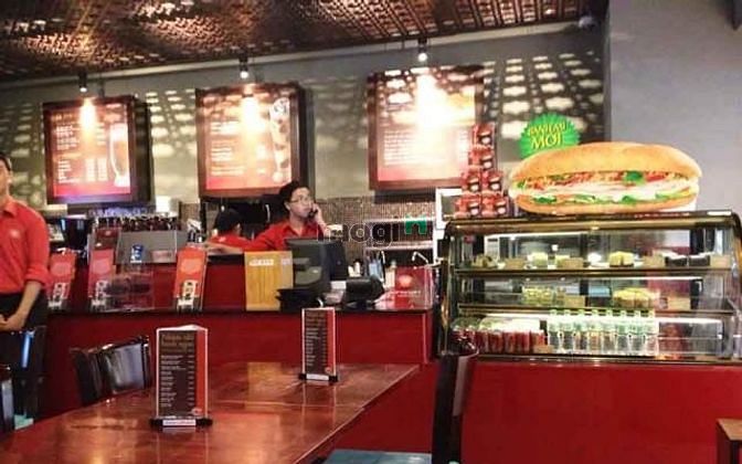 Cho thuê nhà mặt phố Hàng Gà, DT 62 m2 x 3 tầng, MT 10 m, vị trí đẹp.