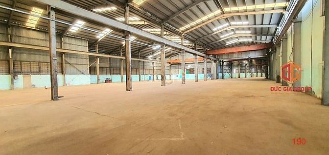 Nhà xưởng 4000m2 mặt tiền Xa lộ Hà Nội cho thuê được 200 triệu/tháng