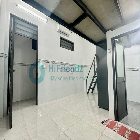 Studio duplex lại còn có ban công cực thoáng ngay sát Làng Đại học