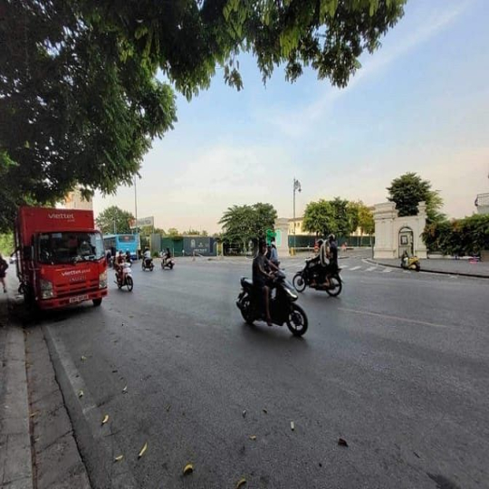 Bán nhà 99m2 mặt phố Thạch bàn, vỉa hè rộng, kinh doanh đỉnh, 21 tỷ.