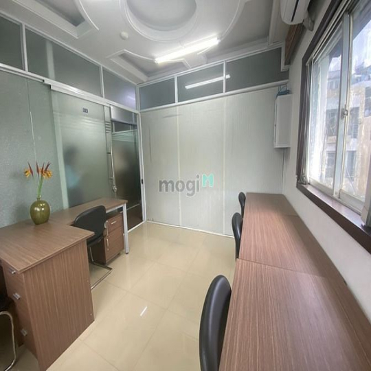 Văn phòng trung tâm quận 1- 8tr9 có sẳn bàn ghế, máy lạnh, tủ hồ sơ...