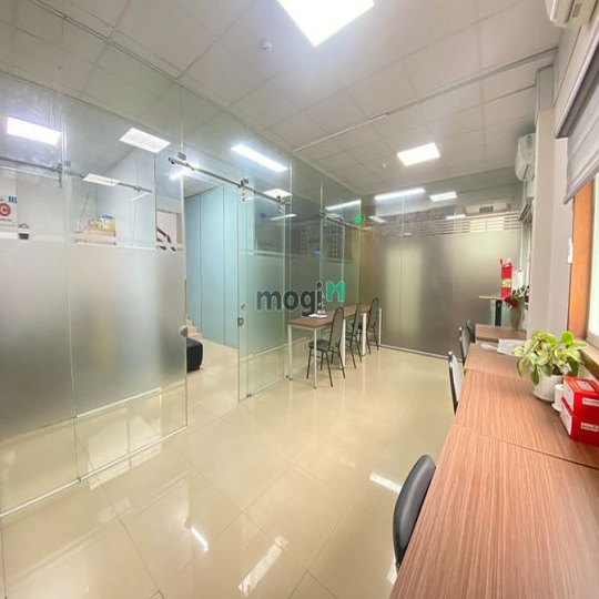 Văn phòng trung tâm quận 1- 8tr9 có sẳn bàn ghế, máy lạnh, tủ hồ sơ...