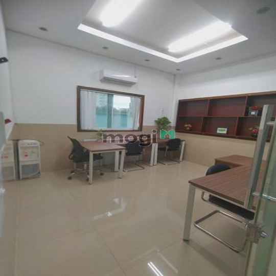 Văn phòng trung tâm quận 1- 8tr9 có sẳn bàn ghế, máy lạnh, tủ hồ sơ...