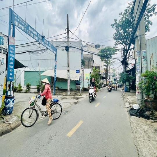 Nhà đẹp ở ngay 33m2, 2 Tầng, Hẻm xe hơi thông, Sát Aeon Mall.