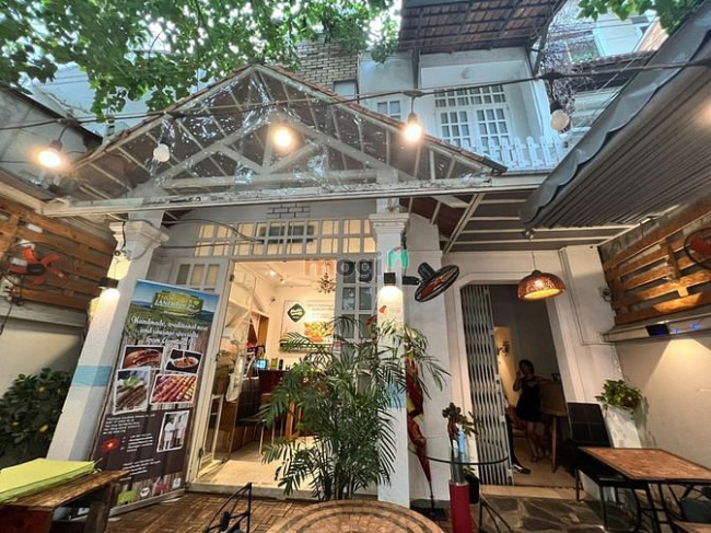 CÓ SANG NHƯỢNG nội thất nhà hàng. Dt 132m2 1 trệt 1 lầu. Giá thuê 24tr