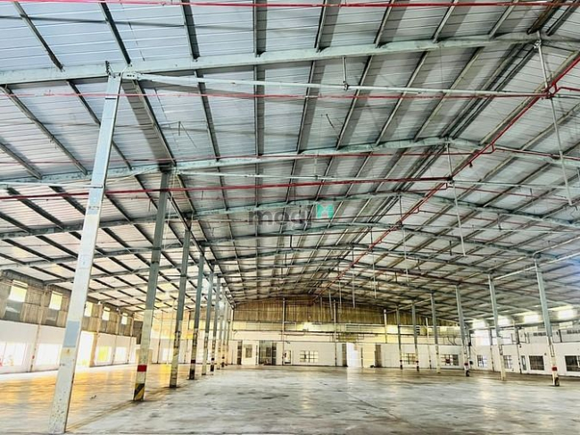 Xưởng cho thuê dt 4000m2 Giá 370tr 1/ ql1a Tân Thới Nhất