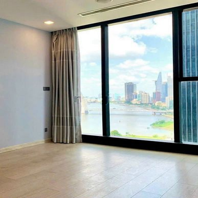 Kẹt tiền bán gấp căn hộ 2 phòng ngủ Vinhome Golden River Ba Son Quận 1
