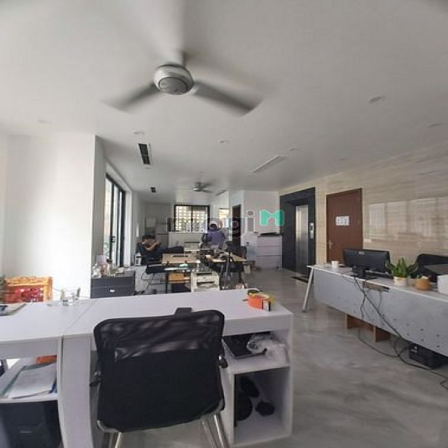 Nhượng gấp văn phòng 100m2 ngõ  445 lạc long quân