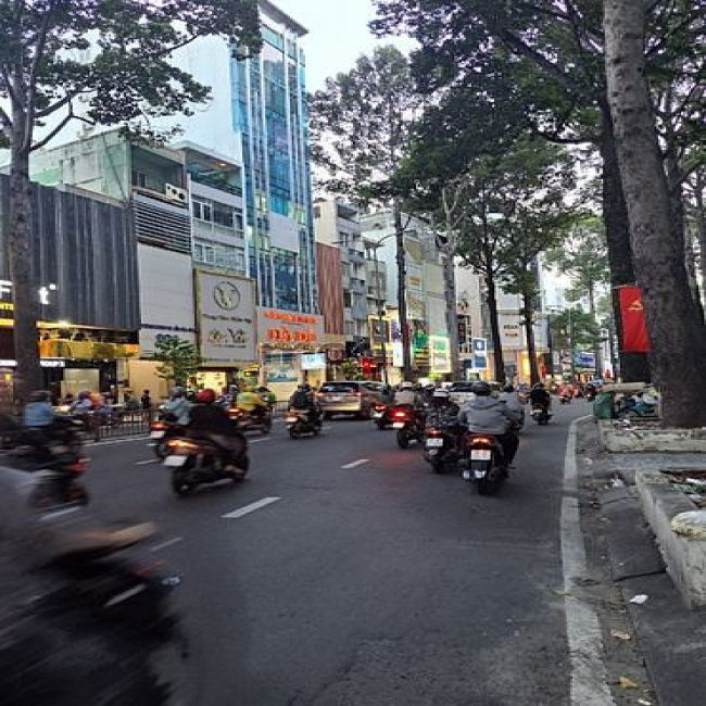 Cho thuê nhà ngay HADO MT đường 3/2, Q10. Dt: 4X20M, KC: Trệt 2 lầu