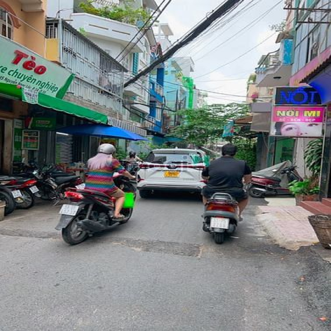 Cho thuê nhà ngay chợ. Kinh doanh buôn bán. Giá chỉ 12 triệu.