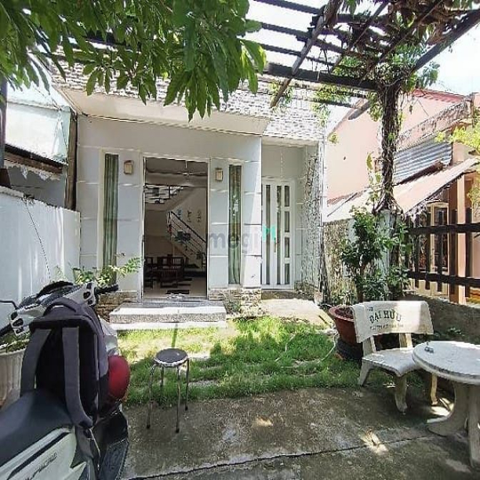 Bán nhà sân vườn 5.5x25m mặt tiền đường xe tải cách Lotte Mark Q7 5km.
