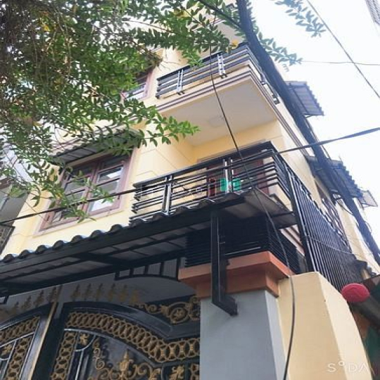 Bán gấp nhà CÁCH MẠNG THÁNG 8, QUẬN 3, 4 phòng ngủ, hẻm thông kinh doa